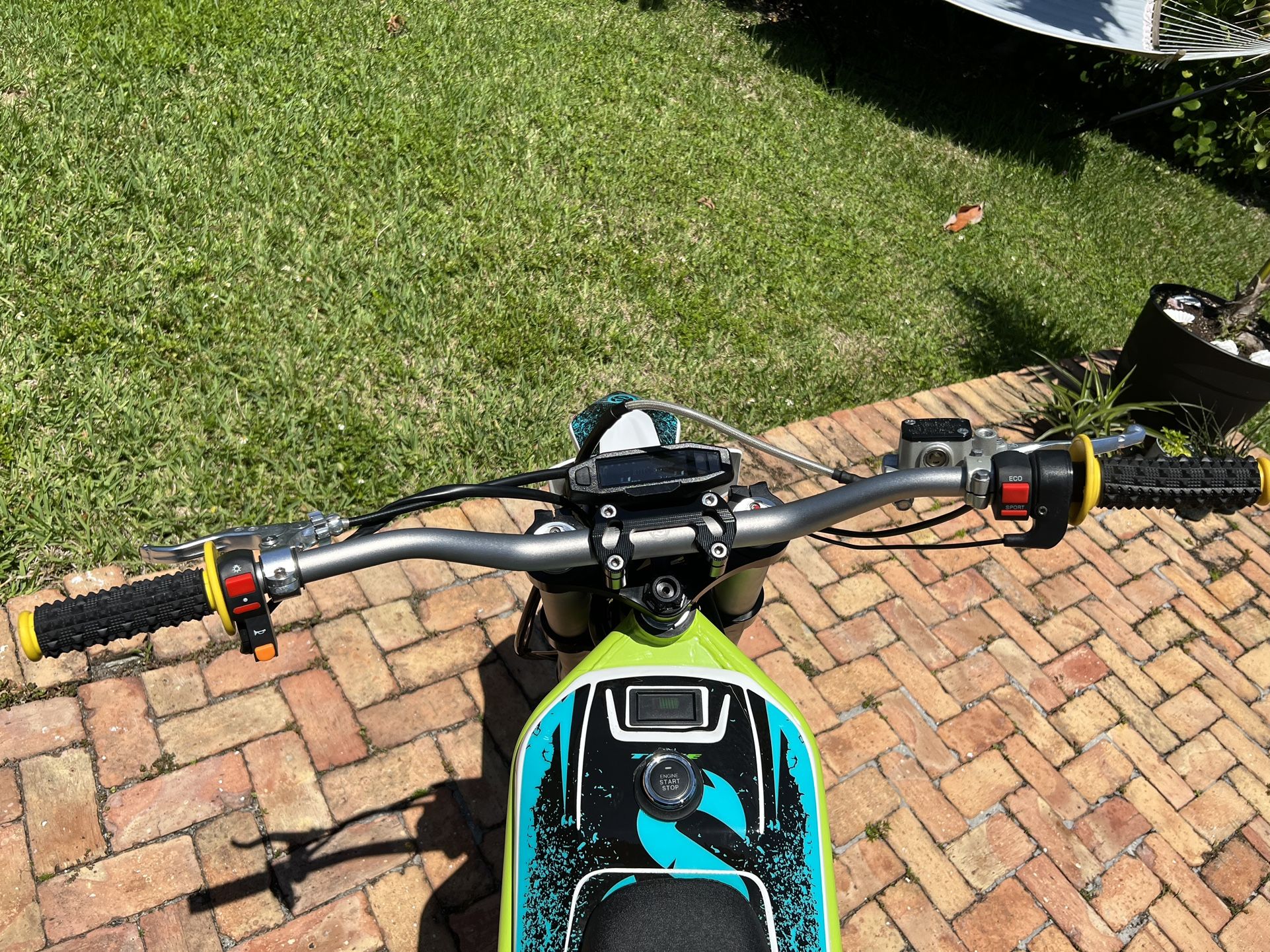 Admit Jet Armor Electric Dirt bike 12000w 72v for Sale in North Miami