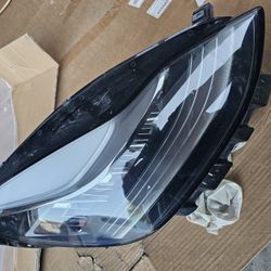 Tesla 3 headlights 
1077371-00-L left 
1077372-00-L right