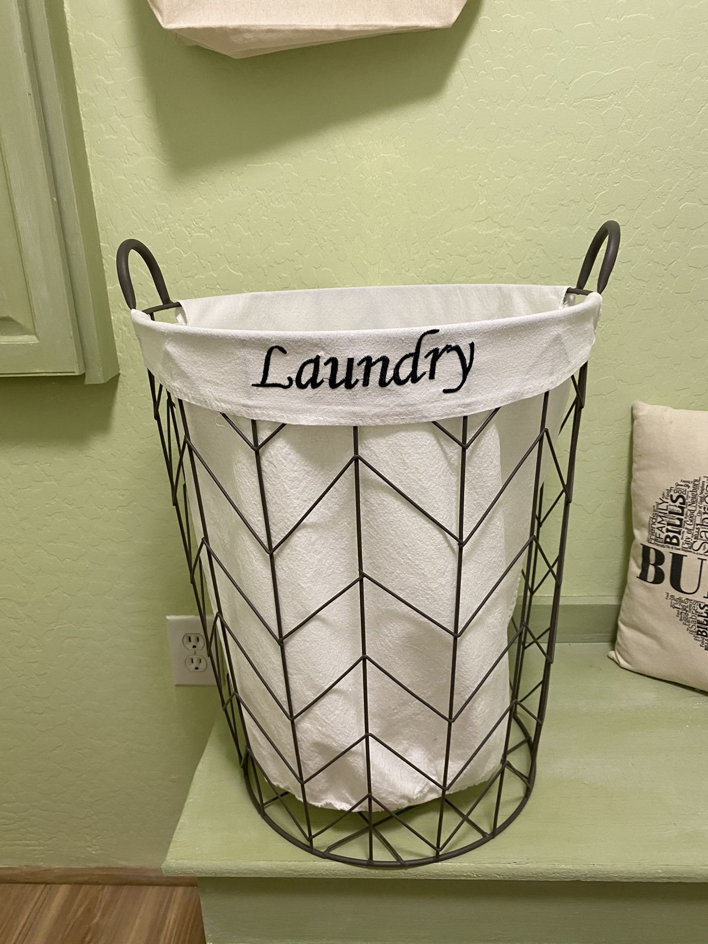 ROUND IRON WIRE LAUNDRY BASKET with LINER