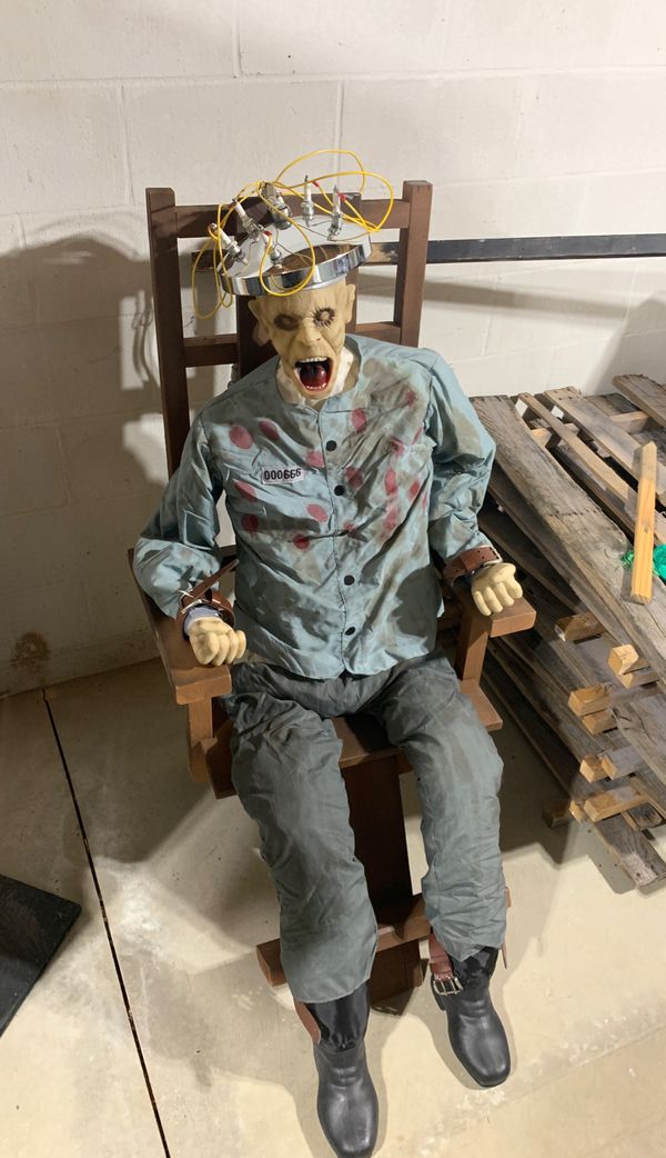 Halloween Electric chair animatronic. for Sale in Streetsboro, OH