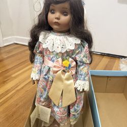 Betty Jane Carter musical dolls “ lisa ” 231/500 Porcelain Doll By Bette Ball   New with some callouts. Her shoe has some yellow shown. Some wear on e