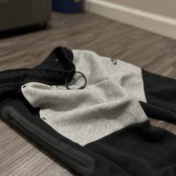 Nike tech sweatpants 