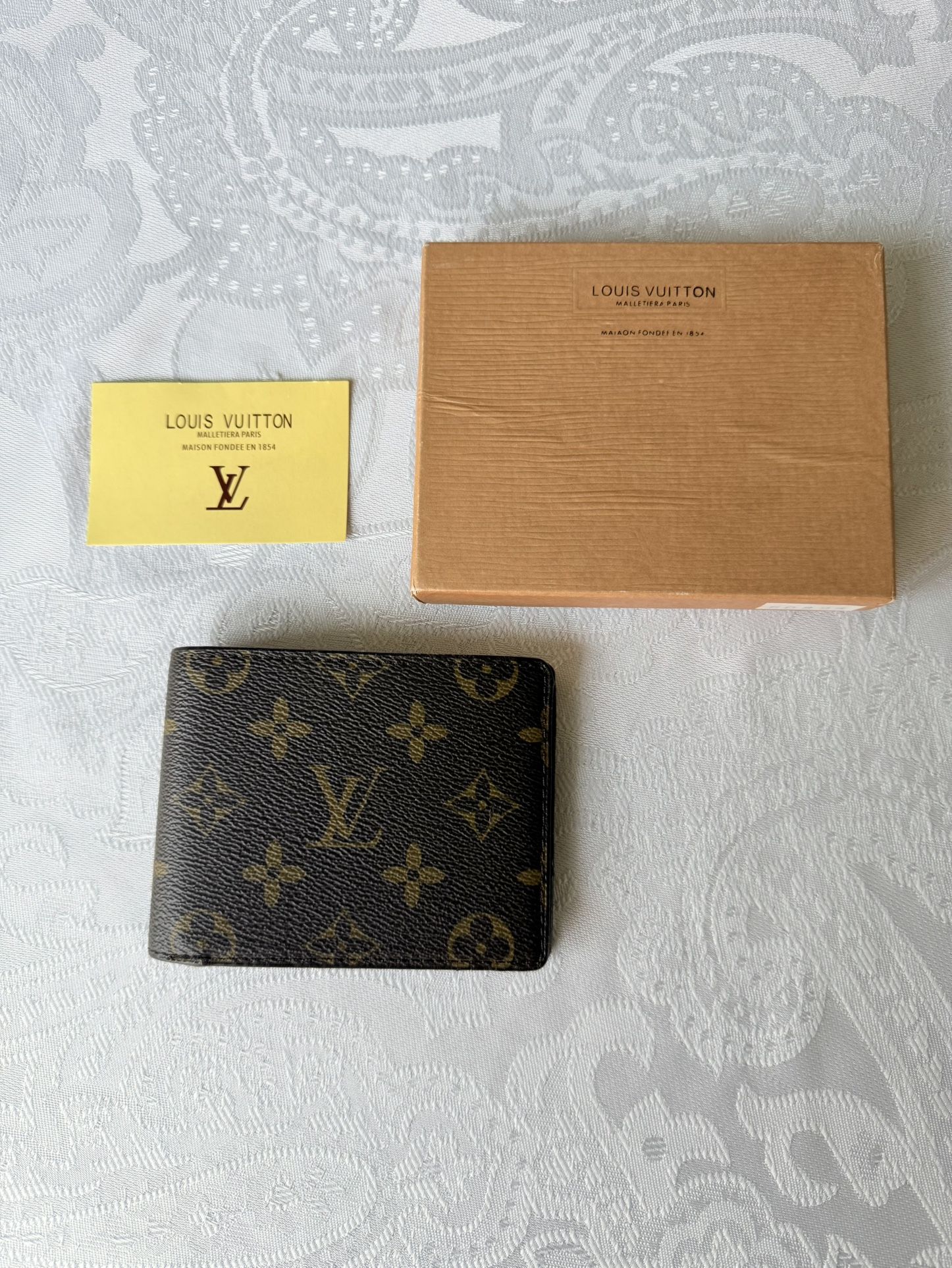 The Louis Vuitton Wallet in monogram Brown is a luxurious accessory crafted from leather with a canvas fabric type. It features the iconic Louis Vuitt