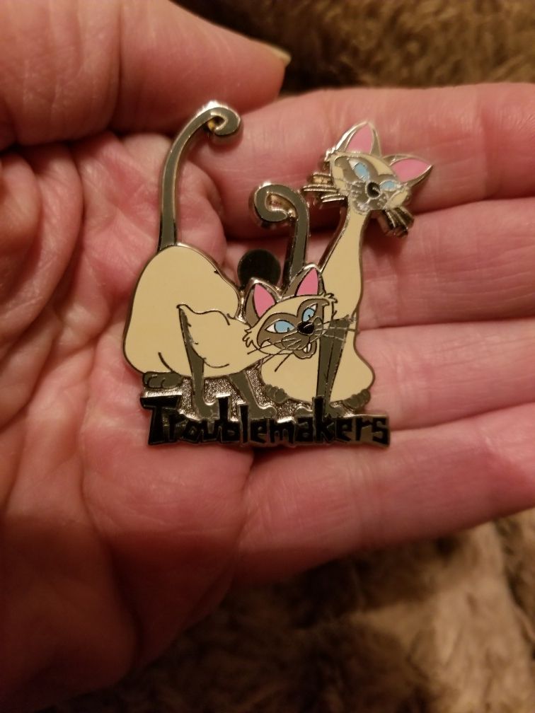 Disney siamese cats pin from Lady & The Tramp , Si and Am