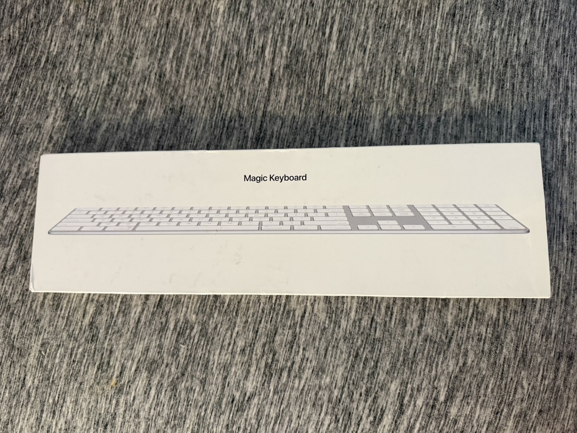 Apple - Magic Keyboard full size with Numeric Keypad (Lightning Port) - Silver/White