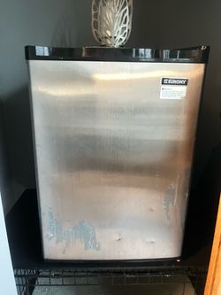Mini Fridge entire thing  freezes / or for parts