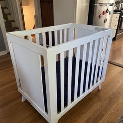 DaVinci Otto 3-in-1 Convertible Mini Crib with 4" Mattress