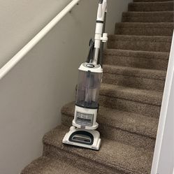 Shark LiftAway Professional Vacuum Bagless