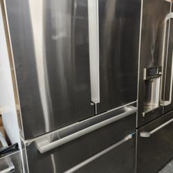 Bosch 800 Series 4-door counter-depth refrigerator in stainless steel for $1500! Sleek design, energy efficient, and in great condition. 