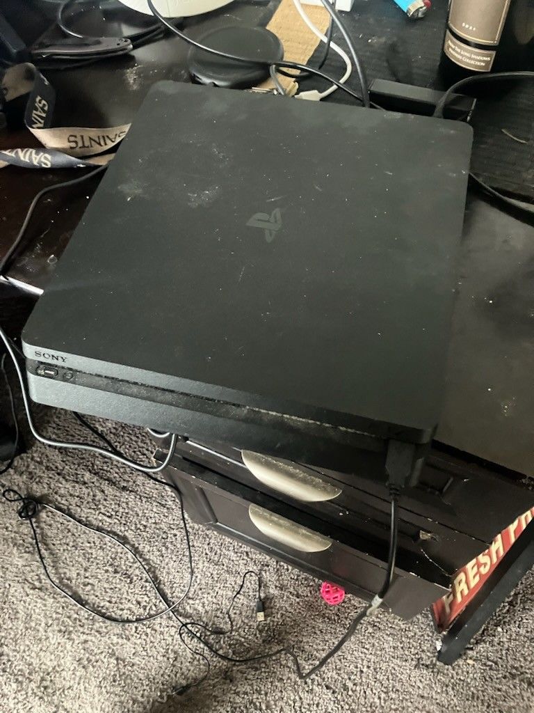 Ps4 3 Controllers and 7 Ps4 Games 