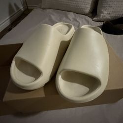 ADIDAS YEEZY SLIDE SIZE 11