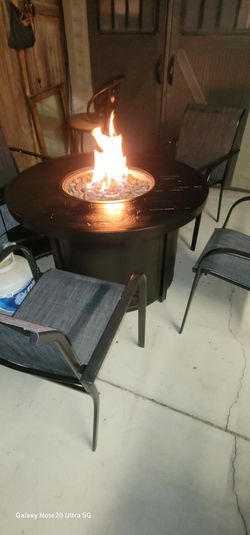 43" Propane Fire Pit Table With 4 brand new chairs