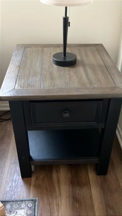 Set of 2 wooden end tables