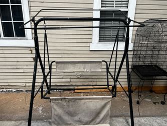 Swinging bench