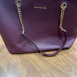 Michael Kors Woman’s Purse For Sale 