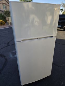 BEAUTIFULL - GARAGE LG REFRIGERATOR - 22 CU FT - TOP FREEZER - FREE DROP OFF