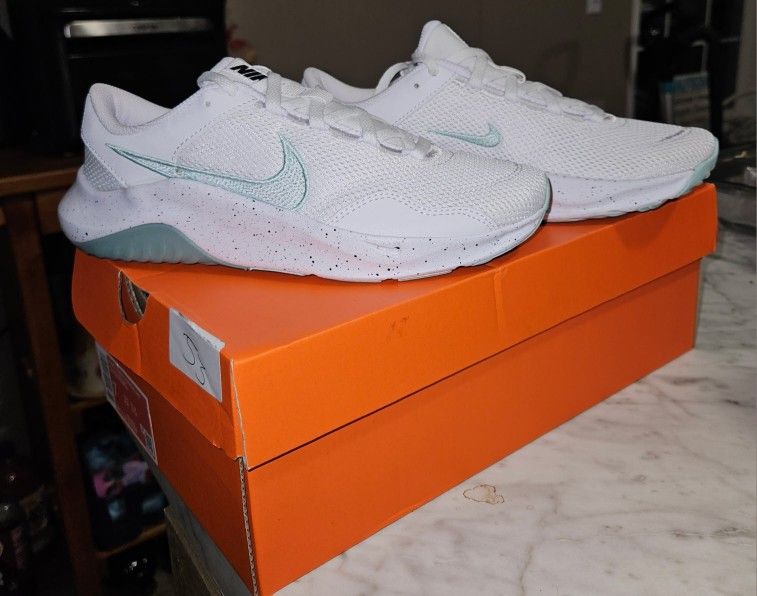New Women's Size 7 Workout Shoes