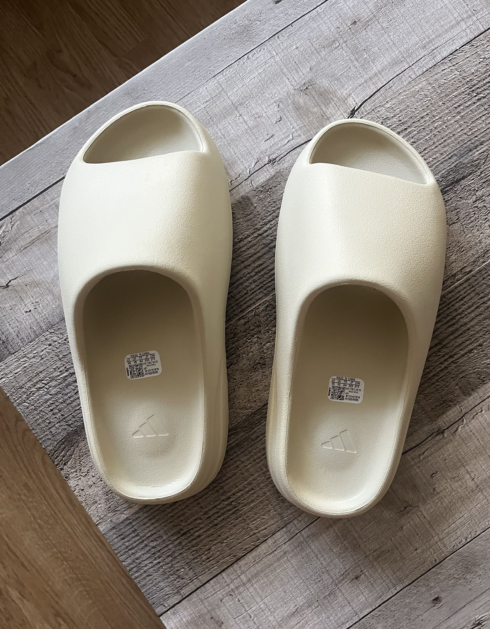 Cream Adidas Yeezy Slides