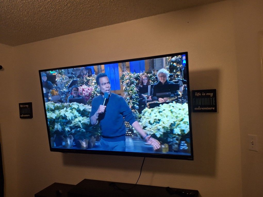 60 Inch Vizio Tv W Remote N Roku, Can Deliver For $5