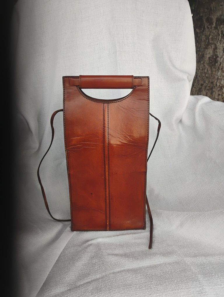 Wine Bottle Carrier. Leather