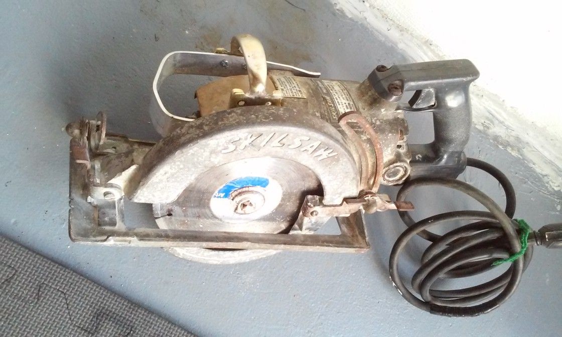 TOOL SKILLSAW ELECTRIC 8 INCH BLADE SIZE WORKS WELL IN STORE $150