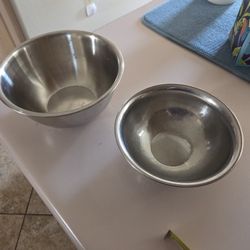 Mixing Bowls...Stainless Steel... Used But In Good Condition 

