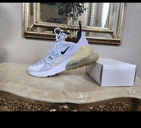 Authentic white NIKE 270 Women's Air Max Size 6