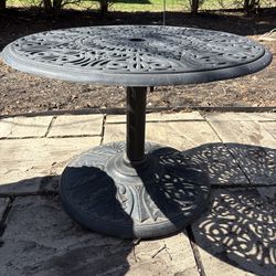 High quality Cast iron 30” round patio tables w umbrella hole