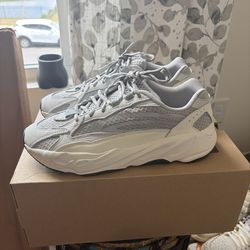 Yeezy 700v2 “Static” size 11