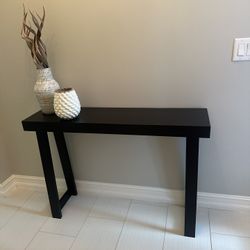 Black Console Table with 2 Decorative Vases – Set