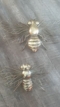 Wall decor bees