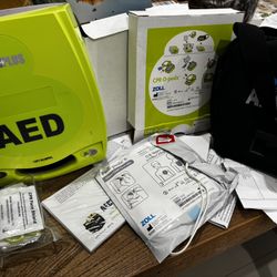 ZOLL AED Plus Automated External Defibrillator with CPR-D-padz & Accessories