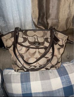 The Leah Signature, shoulder coach Bag