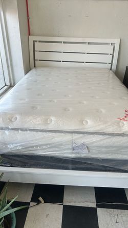 Queen size bed with MATTRESS
