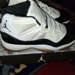 Air Jordan 11 Retro. White/Black.
