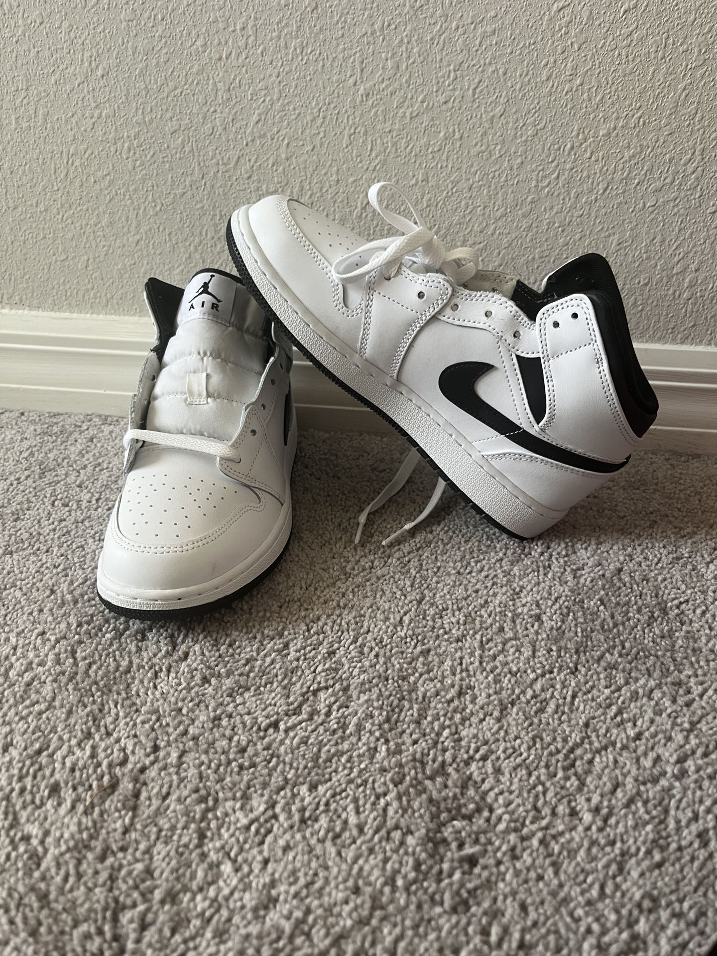 Nike Air Jordan 1 Mid GS Youth Size 6Y