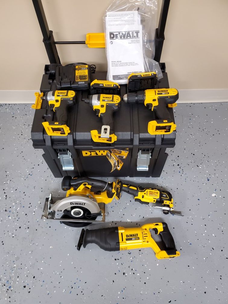 NEW DEWALT TOOL SET