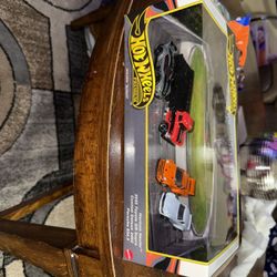 2024 Hot Wheels Premium Diorama Garage box Porsche 934.5 Toyota Supra GR Datsun