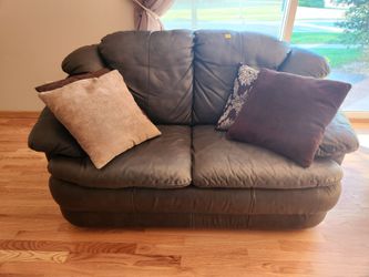 Used 5' Black/Charcoal  Leather Love Seat  No Rips No Tears No Stains