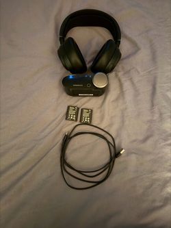 SteelSeries Arctis Nova Pro Wireless Gaming Headset – Base Station + 2 Batteries – Excellent Condition