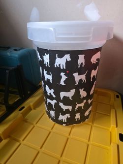 Dog food container