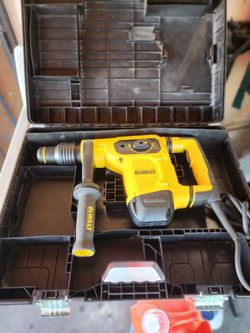 DEWALT
10.5 Amp 1-9/16 in. Corded SDS-MAX Combination Concrete/Masonry Rotary Hammer with SHOCKS and Case Solo Se Provo