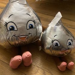 Hersheypark Chocolate Worl Hershey Kiss Girl Souvenir Plush lot of 2 large & med