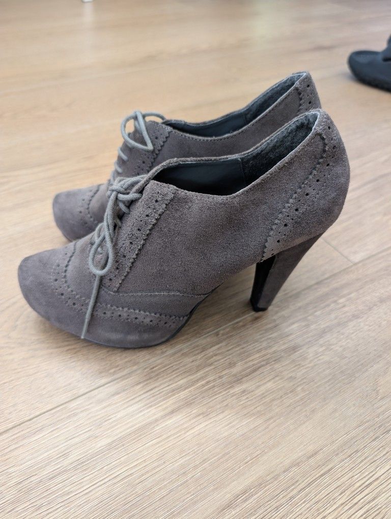 Le Chateau Women's Booties - Gray Suede, 7