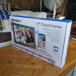 Sungale 19" Digital Photo Frame 