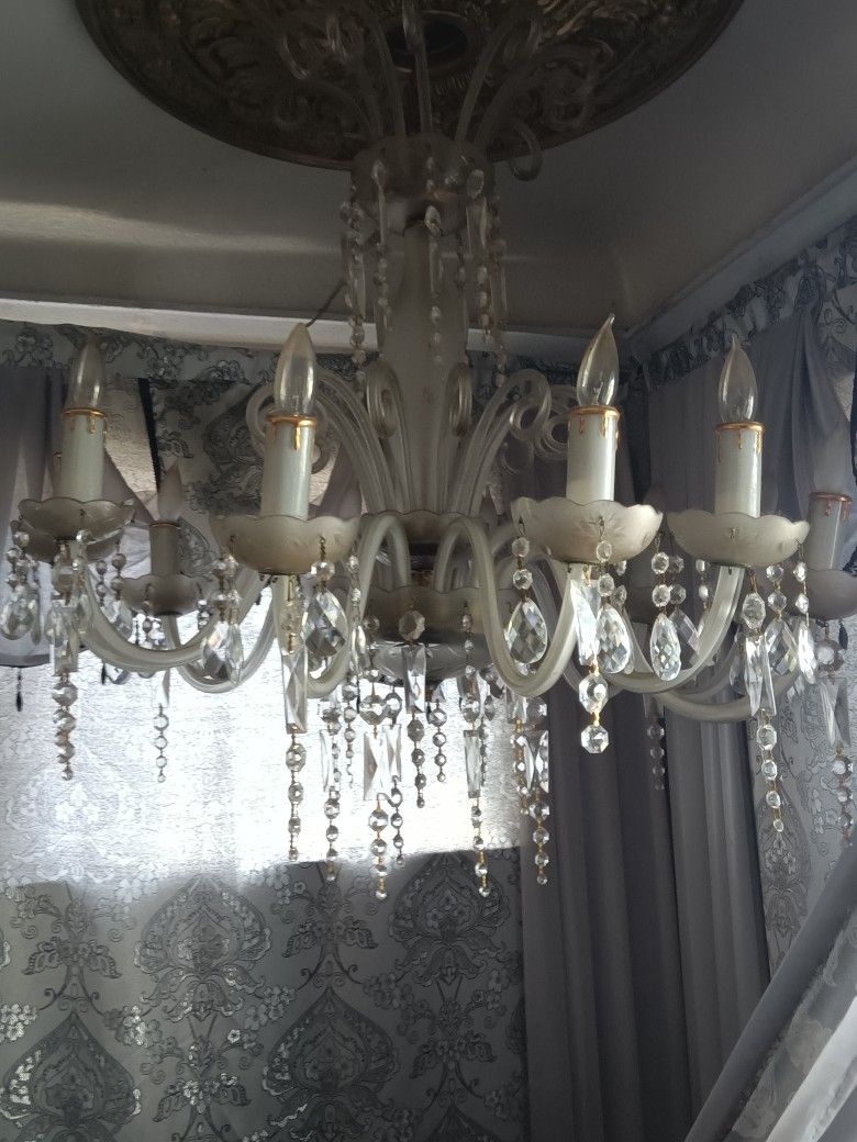 Chandelier Solo Por $250 Oferta