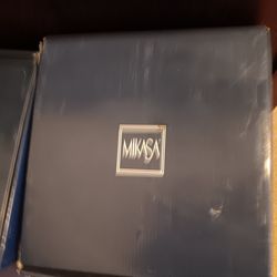 Mikasa  5 Piece Dinner Set