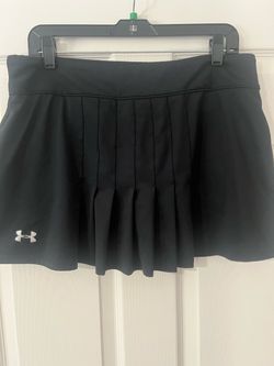 Under Armour HeatGear Pleated Skort  Black Under Armour HeatGear skort is a size large. It has a pleated front design with a built-in inner short. The