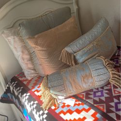 4 Piece Pillow Set 