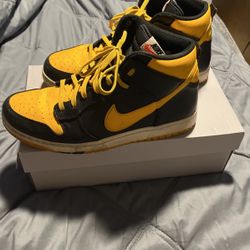 Bumble Bee Jordan 1’s Size 9,5